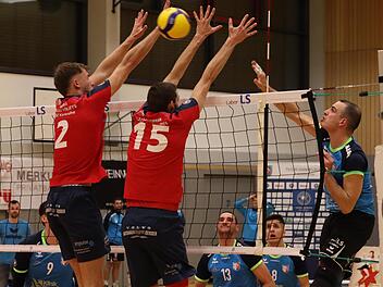Für ihr gutes Spiel gegen Karlsruhe nicht belohnt haben sich die Hammelburg Volleys um Moritz Rauber (rechts). Foto: Dirk Rehmeier