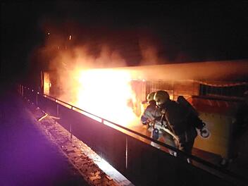 Weilersbach: Feuerwehr wird zu Flammeninferno an Sportplatz gerufen - "durch Hitze bereits geplatzt"