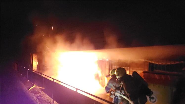 Weilersbach: Feuerwehr wird zu Flammeninferno an Sportplatz gerufen - "durch Hitze bereits geplatzt"