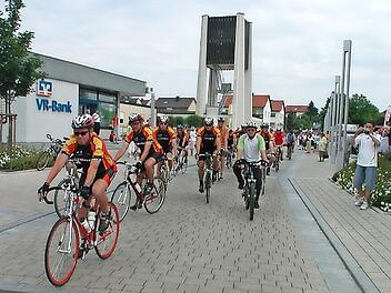 Die Euro-Biker sind wieder auf Tour, genau am selben Datum und zur selben Uhrzeit wie vor 20 Jahren bei ihrer ersten Tour in die Normandie. Diesmal geht es &uuml;ber Umwege nach W&uuml;rzburg.
