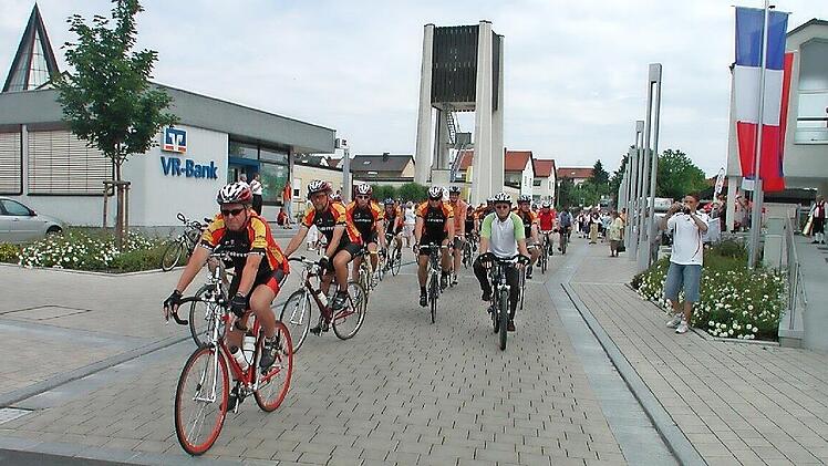 Die Euro-Biker sind wieder auf Tour, genau am selben Datum und zur selben Uhrzeit wie vor 20 Jahren bei ihrer ersten Tour in die Normandie. Diesmal geht es &uuml;ber Umwege nach W&uuml;rzburg.