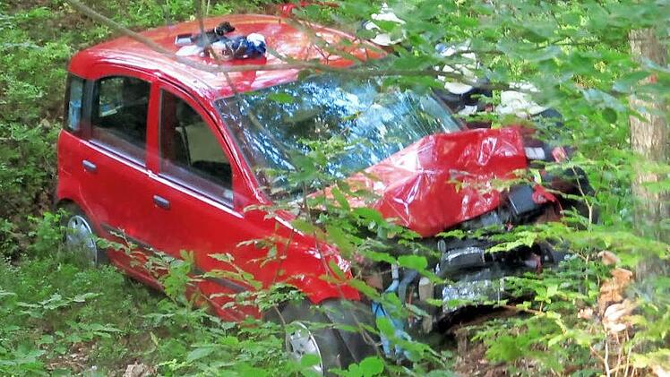 Im völlig zerstörten Kleinwagen fand ein Verkehrsteilnehmer am Donnerstagmorgen den tödlich verletzten Sonneberger. Wann sich der Unfall ereignet hat, weiß noch niemand genau. Foto: Feuerwehr Neustadt