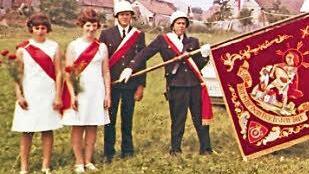 Ein Bild aus vergangenen Tagen: Fahnenweihe anno 1969  Foto: FFW-Archiv