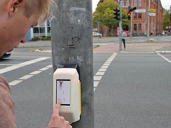 Das Spiel läuft: Finaler Streetpong-Test vor der Weltpremiere am kommenden Dienstag. Sandro Engel (Vordergrund) und Amelie Künzler (an der hinteren Ampel) testen das Spiel. Foto: Hochschule für Angewandte Wissenschaft und Kunst Hildesheim (HAWK)
