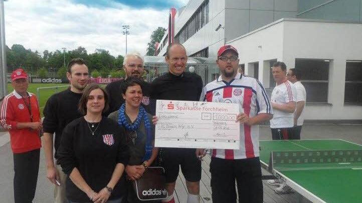 Die Rot-weißen Franken übergeben einen Scheck an Arjen Robben.