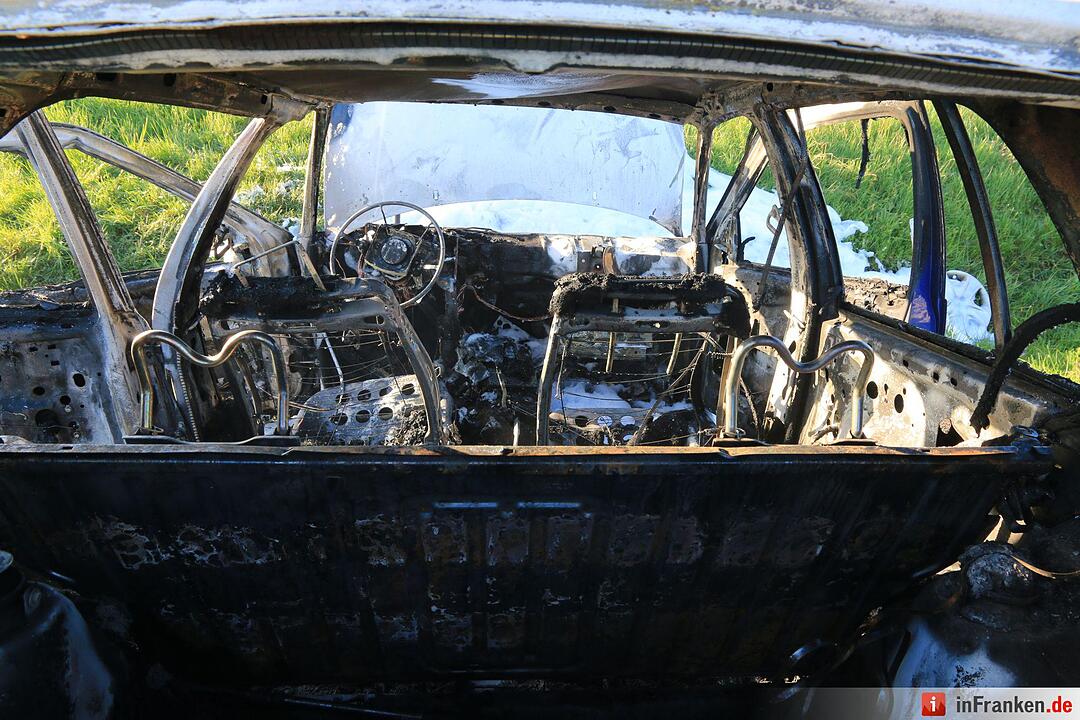 Schwerer Zusammenstoß auf B4 bei Kaltenbrunn - Pkw brennt aus