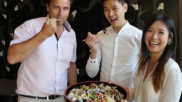 Dem Land des L&auml;chelns gibt Gesch&auml;ftsf&uuml;hrerin Nici Huang ein strahlendes Gesicht, w&auml;hrend Sushi -Meister Hung Banh f&uuml;r die kulinarischen K&ouml;stlichkeiten verantwortlich ist, die sich Andreas Kunst schmecken l&auml;sst. Er hat das Hiro Sakao nach Forchheim gebracht.  Fotos: Barbara Herbst