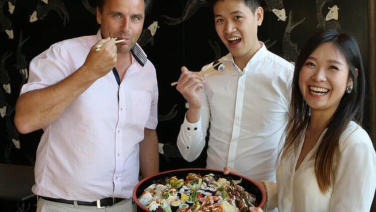 Dem Land des Lächelns gibt Geschäftsführerin Nici Huang ein strahlendes Gesicht, während Sushi -Meister Hung Banh für die kulinarischen Köstlichkeiten verantwortlich ist, die sich Andreas Kunst schmecken lässt. Er hat das Hiro Sakao nach Forchheim gebracht.  Fotos: Barbara Herbst