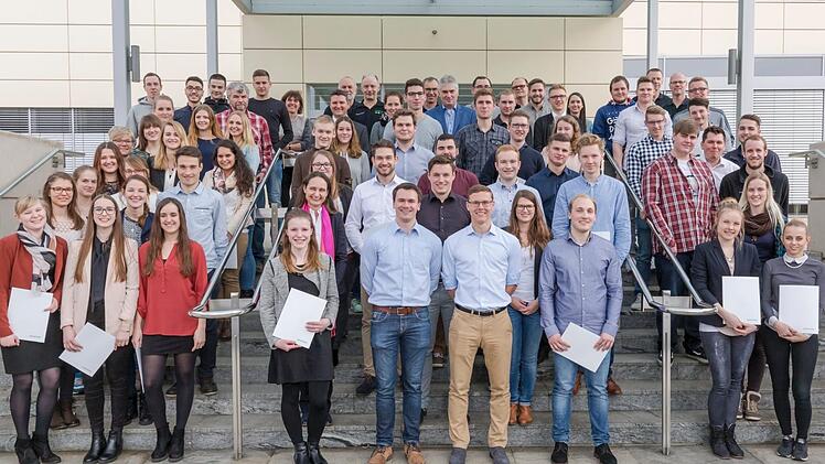 In Herzogenaurach bekamen 63 Absolventen ihre Zeugnisse. Foto: Schaeffler