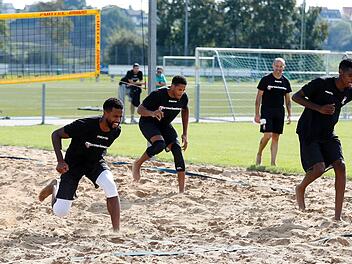 Die Neuzugänge Bryce Taylor, Augustine Rubit und Quincy Miller (v. l.) geben im tiefen Sand des Beachvolleyball-Feldes alles.  Fotos: Daniel Löb