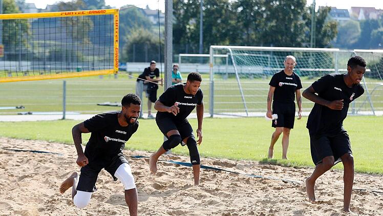 Die Neuzugänge Bryce Taylor, Augustine Rubit und Quincy Miller (v. l.) geben im tiefen Sand des Beachvolleyball-Feldes alles.  Fotos: Daniel Löb