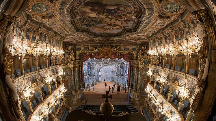 Das sanierte Markgräfliche Opernhaus. Nach sechs Jahren Sanierung eröffnet das Opernhaus  am 12. April 2018. Foto: Daniel Karmann/dpa