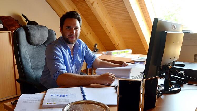 Der ILE-Manager in seinem Büro