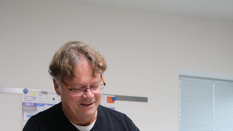Andreas Halboth zeigt die Gottesanbeterin, die sie vorläufig aufgenommen haben.  Thomas Malz
