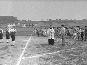 Pfarrer Oskar Pfl&uuml;ger segnete 1969 den ersten Fu&szlig;ballplatz des jungen TSV ThundorfArchiv Bauernschubert