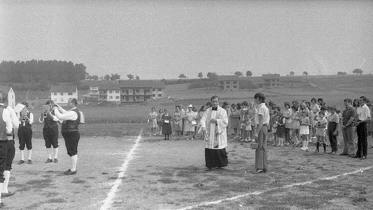 Pfarrer Oskar Pfl&uuml;ger segnete 1969 den ersten Fu&szlig;ballplatz des jungen TSV ThundorfArchiv Bauernschubert