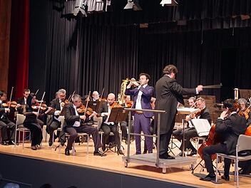 Solotrompeter Simon Höfele entlockte seinem goldglänzenden Instrument leichtfüßige, sehr wandlungsfähige Töne. Er und das Symphonieorchester boten eine harmonische Einheit. Foto: Heike Schülein