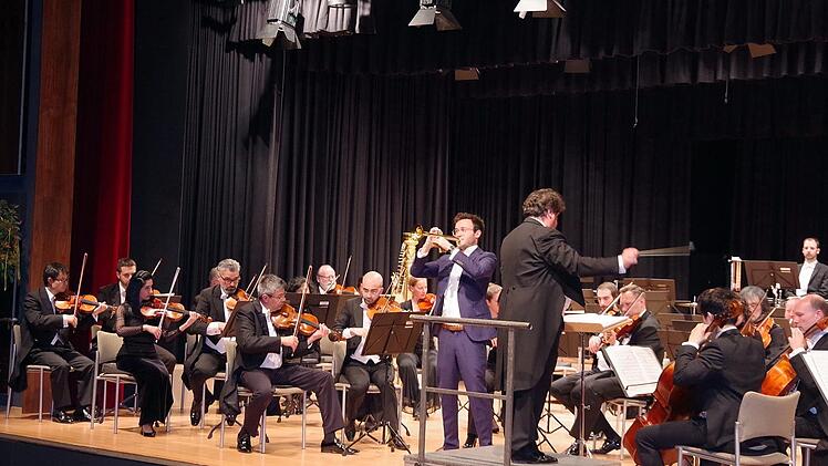 Solotrompeter Simon Höfele entlockte seinem goldglänzenden Instrument leichtfüßige, sehr wandlungsfähige Töne. Er und das Symphonieorchester boten eine harmonische Einheit. Foto: Heike Schülein