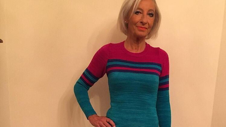 Erika Wolfrum im selbstgestrickten Outfit. Wolfrum