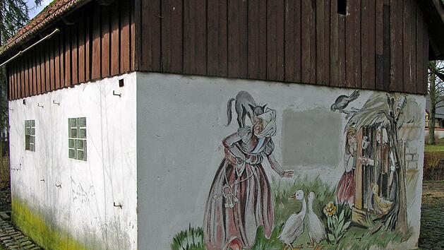 F&uuml;r den Mehrgenerationenpark muss das von Franz Lippert bunt bemalte Hexenh&auml;uschen weichen.