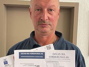 Norbert Specht mit dem Forderungsschreiben. Foto: Jürgen Gärtner
