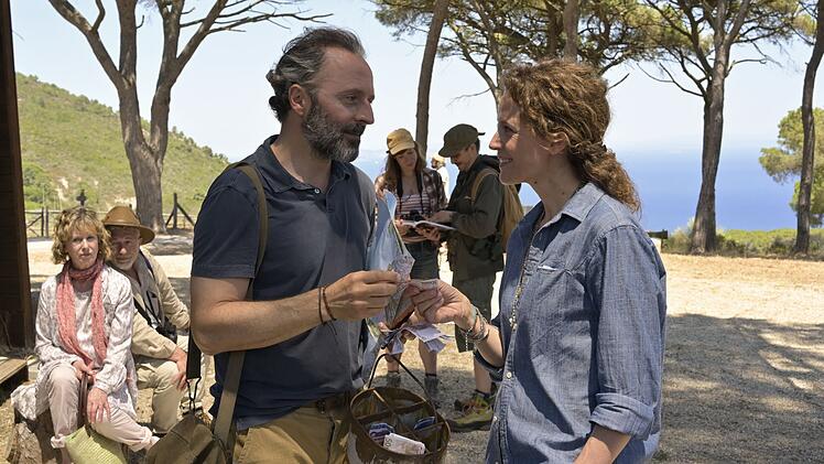 Maja (Regula Grauwiller, rechts) f&uuml;hlt sich in einer Gruppe Vogelliebhaber wohl. Von links: Lisetta (Beatrice Richter), Eduardo (Michele Oliveri), Lorenzo (Robert Schupp), Ilka (Laura Schwickerath) und Thilo (Hendrik Heutmann).
