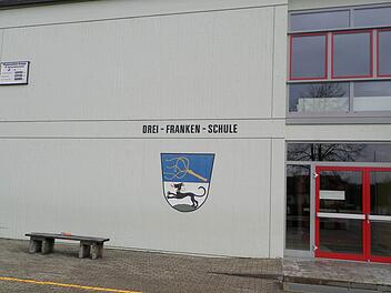 An der Außenfassade will Bürgermeister Ernst Nickel keine Namensänderung vor nehmen. Der Naem Drei-Franken-Schule bleibt bestehen.  Fotos: rf