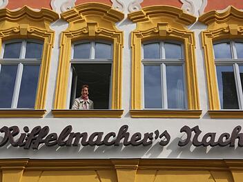 Bauherrin Eva-Maria Sodtke freut sich, dass das Haus nun fertig saniert ist. Fotos: Matthias Hoch