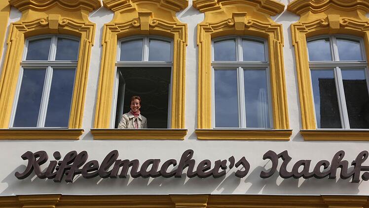 Bauherrin Eva-Maria Sodtke freut sich, dass das Haus nun fertig saniert ist. Fotos: Matthias Hoch