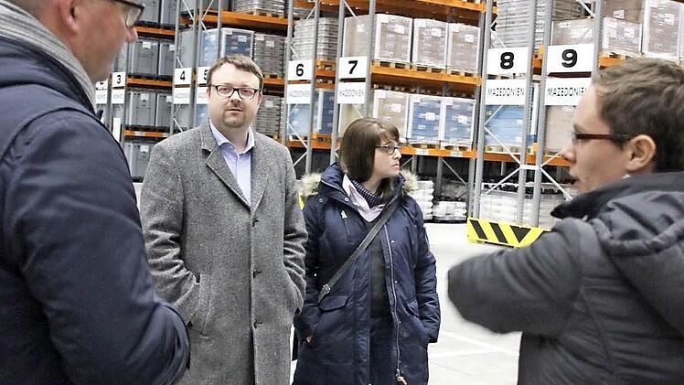 Firmenchef Ralf Ebner (links) erläutert den JL-Besuchern die Firmen-Philosophie. Fotos: Ralf Kestel