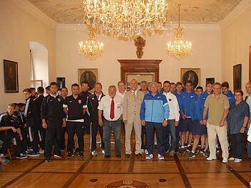 Beim Empfang der Mannschaften im Bad Kissinger Rathaus waren die Jugend- Bayernauswahl, Zenith St. Petersburg, PAOK Saloniki und der FC 05 Schweinfurt bei Oberbürgermeister Kay Blankenburg (M.) zu Gast. Foto: Stadt Bad Kissingen