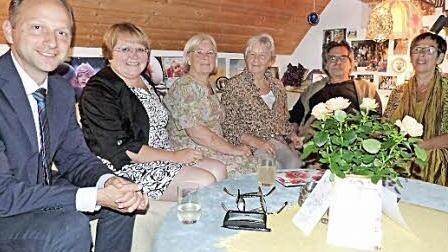 Elfriede Frohmader (Dritte von rechts) ist mit ihren 90 Jahren noch erstaunlich vital; rechts neben ihr Sohn Enzio Frohmader mit Ehefrau Claudia Rohr, links daneben Tochter Brigitte Raatsie. Mit auf dem Bild (von links) Bürgermeister Robert Bosch und Hannelore Lindner. Foto: Rei.