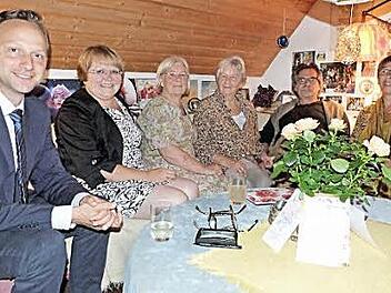Elfriede Frohmader (Dritte von rechts) ist mit ihren 90 Jahren noch erstaunlich vital; rechts neben ihr Sohn Enzio Frohmader mit Ehefrau Claudia Rohr, links daneben Tochter Brigitte Raatsie. Mit auf dem Bild (von links) B&uuml;rgermeister Robert Bosch und Hannelore Lindner. Foto: Rei.