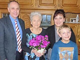 Unser Bild zeigt die Jubilarin Maria Rahe (Mitte) mit Bürgermeister Franz Uome, Enkeltochter Jessica und Urenkel Felix. Foto: Klaus-Peter Wulf