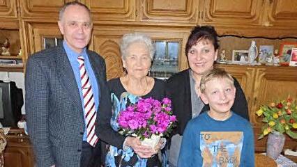 Unser Bild zeigt die Jubilarin Maria Rahe (Mitte) mit Bürgermeister Franz Uome, Enkeltochter Jessica und Urenkel Felix. Foto: Klaus-Peter Wulf
