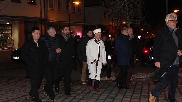 Von der Heubischer Stra&szlig;e kommend biegen die Friedensweg-Teilnehmer am Rathaus zur Stadtkirche ab. Foto: Manja von Nida