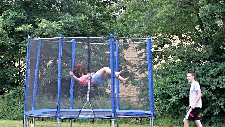 Nach Herzenslust durch die Luft fliegen auf dem Trampolin  Foto: Helmut Will