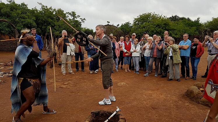 Von den Sitten und Gebräuchen der "Zulus" erfuhr man viel im Shakaland wie hier beim Speerkampf. Foto: Günther Geiling