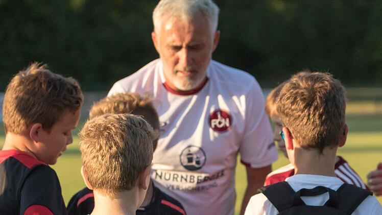 J&ouml;rg Dittwar, 192 Spiele f&uuml;r den Club und die  SpVgg Bayreuth,  beim Autogramme schreiben. Foto: Hartmut Klamm
