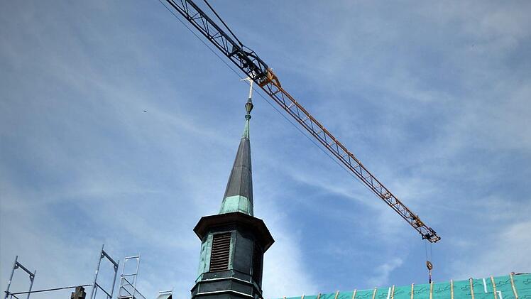 Neuenmarkt. Die Christuskirche ist gegenwärtig für die Dacharbeiten komplett eingerüstet.  Foto: Werner Reißaus