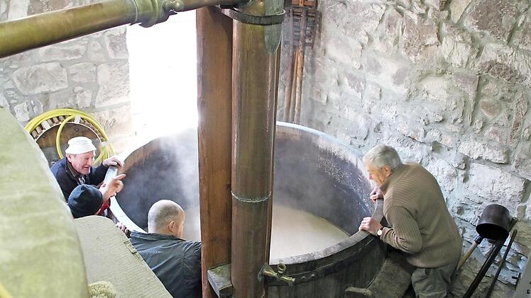 Im Kommunbrauhaus in Dörflis wird drei Mal im Jahr Bier hergestellt - das ist für die Hobbybrauer Arbeit und Vergnügen zugleich.