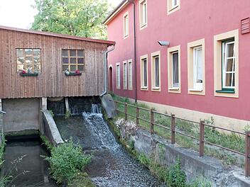 Das Wehr der Badmühle wird neu gemacht. Hierzu muss das Wasser des Mühlbaches zwei Wochen lang abgesenkt und über das Wehr in Röhrig abgeleitet werden.  Foto: Stephan Stöckel