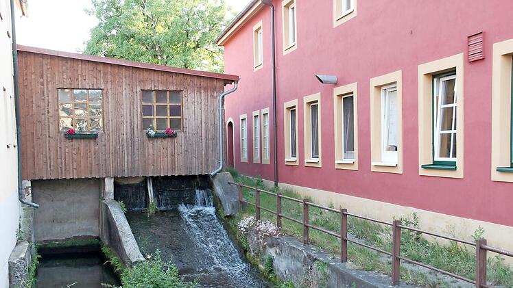 Das Wehr der Badmühle wird neu gemacht. Hierzu muss das Wasser des Mühlbaches zwei Wochen lang abgesenkt und über das Wehr in Röhrig abgeleitet werden.  Foto: Stephan Stöckel