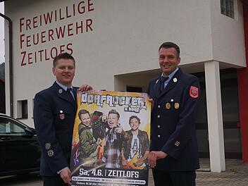 Die Vorfreude auf das Feuerwehrfest in Zeitlofs steigt. Gefeiert wird vom  4. bis 6. Juni das 150-jährige Bestehen der Feuerwehr Zeitlofs und 40 Jahre Jugendfeuerwehr. Das Bild zeigt Kommandant Matthias Hauke (links) und den Vorsitzenden  Markus Ullrich mit dem Plakat. Foto: Marion Eckert