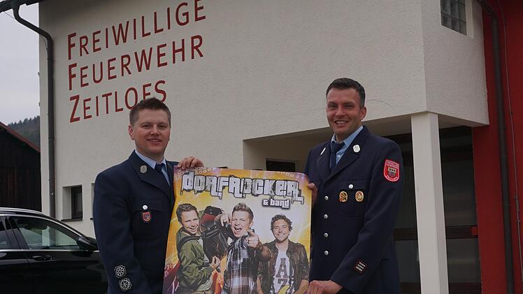 Die Vorfreude auf das Feuerwehrfest in Zeitlofs steigt. Gefeiert wird vom  4. bis 6. Juni das 150-jährige Bestehen der Feuerwehr Zeitlofs und 40 Jahre Jugendfeuerwehr. Das Bild zeigt Kommandant Matthias Hauke (links) und den Vorsitzenden  Markus Ullrich mit dem Plakat. Foto: Marion Eckert
