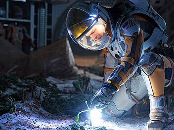 Mit viel Einfallsreichtum richtet sich Mark Watney (Matt Damon) auf dem Mars ein und sorgt f&uuml;r sein &Uuml;berleben - muss aber auch immer wieder R&uuml;ckschl&auml;ge einstecken.