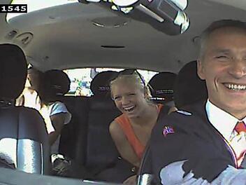 Norwegens Ministerpräsident Stoltenberg fährt Taxi - um mal ganz nah am Volk zu sein. Foto: dpa