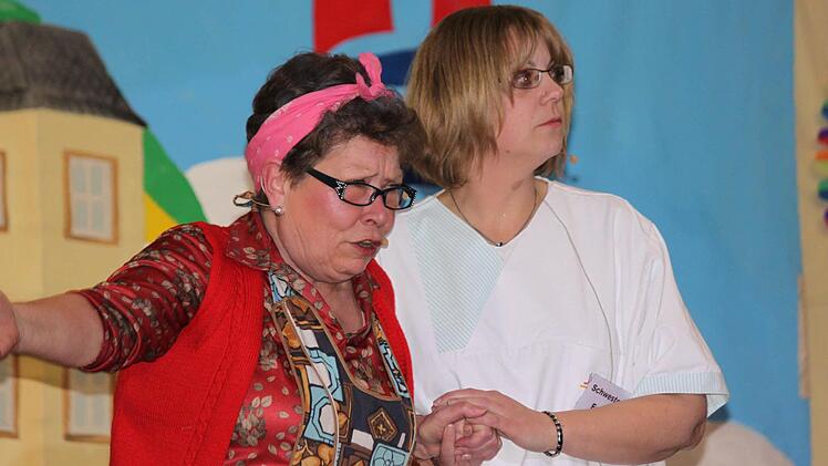 Margit Suckert (links) und ihre Tochter Astrid Schwappach (rechts) brillierten als die Dorfratschen Maicheret und Schwester Erika