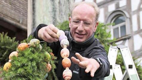 Lehrer Robert Gräb zeigt, wo es beim Schmücken lang geht.