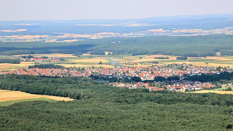 Acht Kilometer nordwestlich von Herzogenaurach liegt Weisendorf zwischen mehreren Waldstücken. Foto: Daniel Ruppert